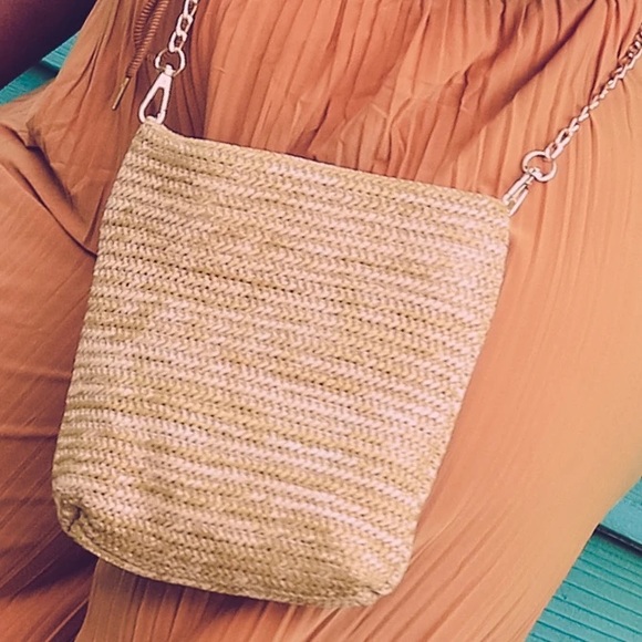 2 in 1 Woven & Clear Vacation Ready Handbag With Bamboo Handle & Gold Chain - Picture 3 of 3